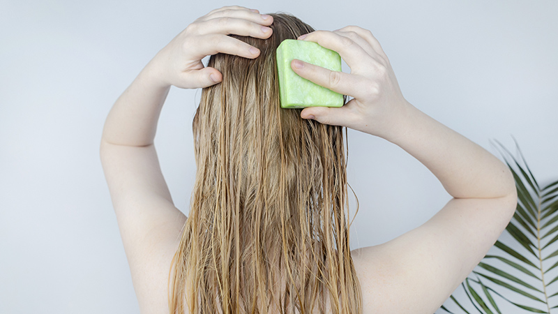 Lavarse el pelo con una pastilla de champú